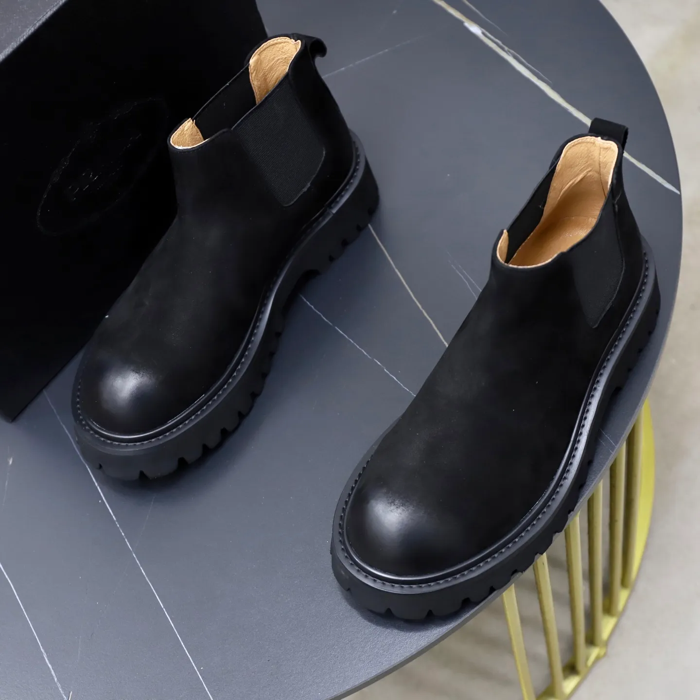 Men's shoes: 580💰🙅‍♂️🙅‍♂️🙅‍♂️ Brand: PRADA Standard code: 38-44 (45 customized) Grade: Same as the official website Material: Original high-grade high-mercerized light Comfortable and breathable pigskin lining Non-slip soft wear-resistant outsole Style category: Men's fashionable casual boots Distinguished luxury brand elements Top luxury Color: actual picture color